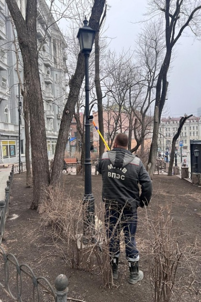 Специалисты предприятия «Владсвет» начали работы в преддверии субботника: покраска опор в скверах.