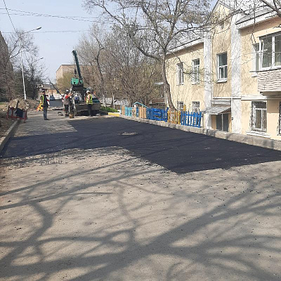 Во Владивостоке приводят в порядок дороги после ремонтных работ на электро- и теплосетях